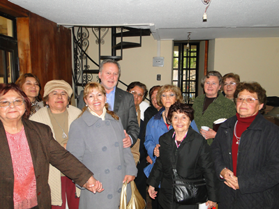 Gobernador entrega fondos a Centro de Adultos Mayores