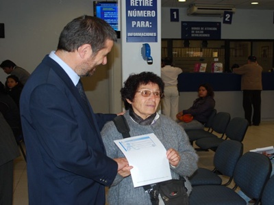 FONASA entrega Bono Auge a pacientes con cataratas.