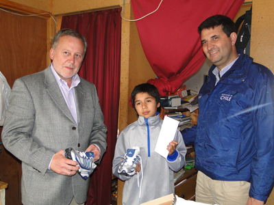Gobernador de Marga Marga y Director de Fosis entregan materiales escolares a alumnos beneficiados por programa Desarrollo Social- Integración Socio Escolar en Olmué.