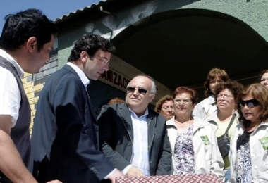 Alcalde Viñambres supervisa inicio de obras de acceso a población Argentina.
