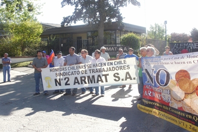 Ex trabajadores de Armat se manifestaron en Quilpué por el cierre de la empresa y no pago de labores.