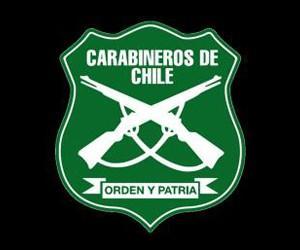 Carabineros rescata a personas que se extraviaron en cerro de Peñablanca.
