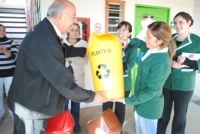 Alcalde Sabat donó pintura y basureros a Jardín infantil de la comuna.