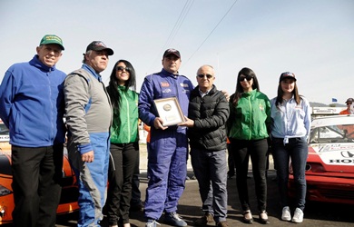 Alcalde Viñambres distinguió a Mauricio Melo  por su aporte al Automovilismo Deportivo.