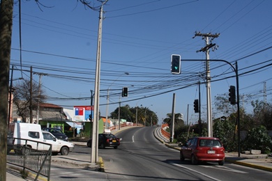 Nuevo semáforo mejora fluidez en el tránsito por el centro de Quilpué.