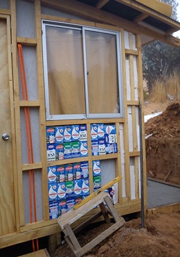 Con cajas de leche y pallet de madera se rearmó casa de abuelito olmueíno.