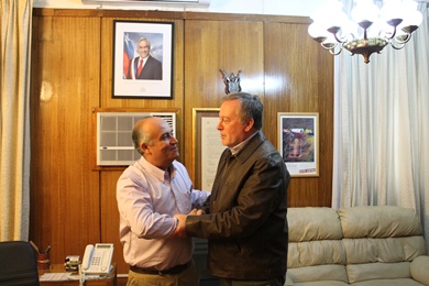 Gobernador Longton realiza saludo protocolar a alcalde de la capital provincial.