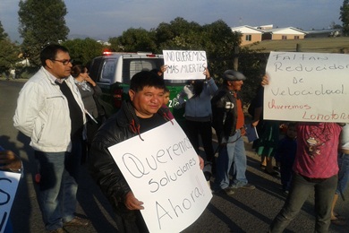 Vecinos se manifiestan y pide semáforo para evitar accidentes en Belloto Sur.