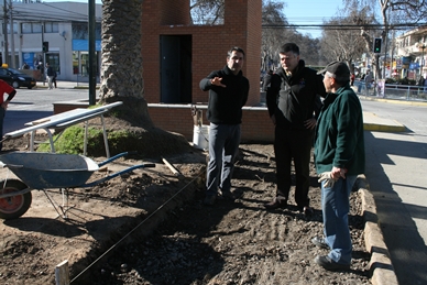 Alcalde visitó mejoras que se realizan en bandejón central de Av. Urmeneta de Limache.