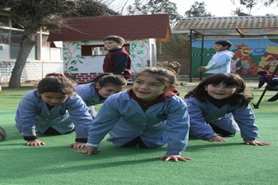 Inauguran pasto sintético en patio  pre-básica de Escuela Los Maitenes.