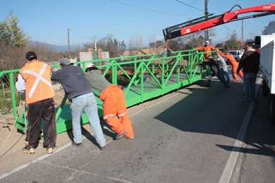 Olmué:Instalan puente peatonal en paradero 14 ½ de Avda. Eastman.