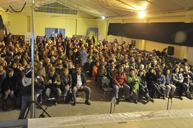 Más de 300 asistentes disfrutaron de “Bailando para ojos muertos” en la tercera jornada del ciclo “Quilpué es Teatro”.