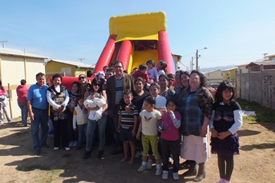 Juntas de Vecinos de Quilpué comenzaron celebración del mes del niño con juego inflable gigante.