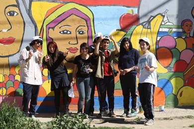 Jóvenes quilpueínos realizan mural histórico en Escuela Gaspar Cabrales.