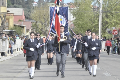 Masiva participación tuvo tradicional desfile cívico-estudiantil.