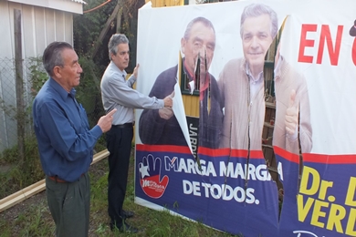 Antisociales destruyen propaganda política en Olmué.