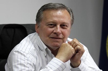 Acompañado de sus hijos Andrés y Arturo votará candidato a diputado Arturo Longton.