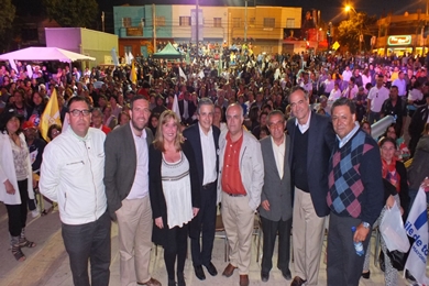 Con un masivo y contundente apoyo Doctor Verdessi cerró campaña en Villa Alemana.