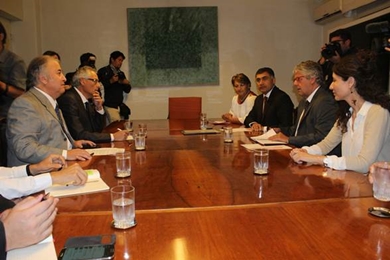 Municipios se reúnen con ministro de Educación y entregan propuesta de desmunicipalización.