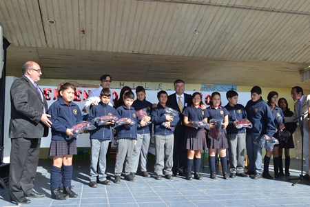 Alumnos de la Educación Municipalizada de  Limache reciben buzos de sus colegios.