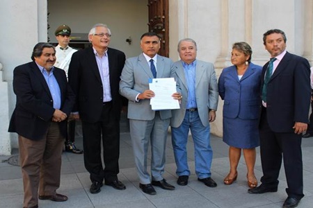 Municipalidades entregan carta a la Presidenta Bachelet para pedir conocer proyecto de nueva institucionalidad escolar.