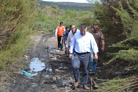 Alcalde Morales denuncian grave contaminación con   aguas servidas en estero de la comuna.