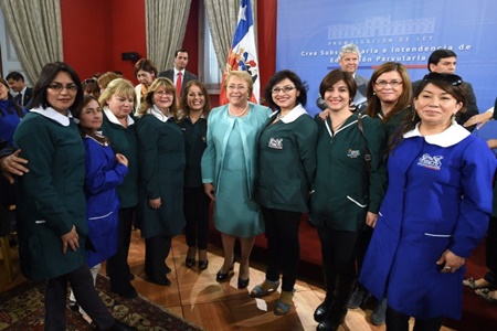 Durante esta jornada la Presidenta de la República,  Michelle Bachelet, firmó el decreto que promulga la Ley que crea la Subsecretaría y la Intendencia   de Educación Parvularia, que es parte central de la reforma en el área y una de las ocho iniciativas