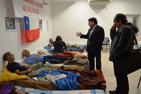 Diputado PS Christian Urízar visita a ex prisioneros  políticos en huelga de hambre y compromete gestiones en su   favor.