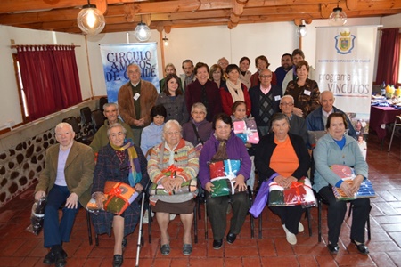 Círculo de Amigos de Olmué donó frazadas tejidas a mano a   abuelitos de programa Vínculos para que pasen un mejor invierno