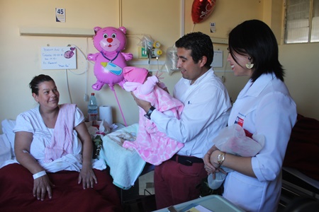 En la Maternidad del Hospital de Quilpué gobernador de Marga Marga y   seremi de Salud celebraron el Día de la Madre.