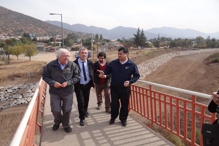 Ministerio de obras publicas construye obras de proteccion en el estero el garreton de nogales.