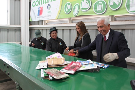 San Antonio moderniza su centro de reciclaje con cinta de   selección.