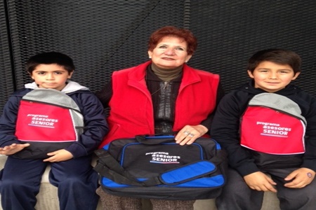Adultos mayores ayudan a mejorar aprendizaje de escolares   gracias a programa de voluntariado “Asesores Seniors”.