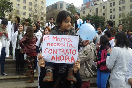 Mujeres Líderes para Chile estuvo presente en manifestación   por la ciencia sin contrato.