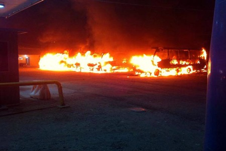 Incendio acabó con cinco microbuses al interior   de un terminal en Villa Alemana.