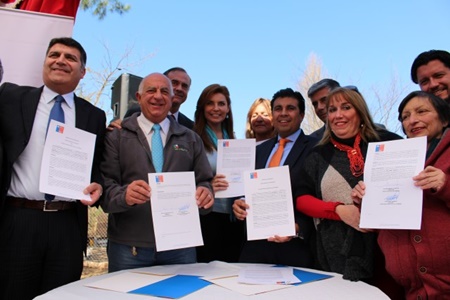 Firman convenio que dará pie a la   urbanización de uno de los loteos   irregulares más grandes de la región.