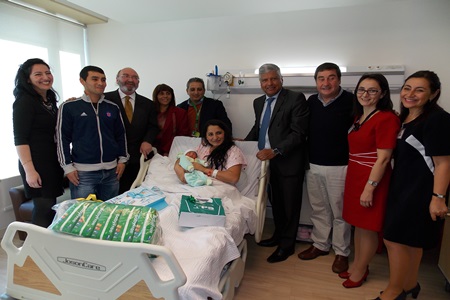 Alcalde Jorge Castro da bienvenida a recién nacido.