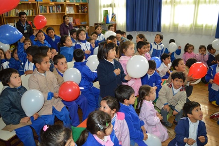 Los kinesiólogos de la sala IRA y ERA, en conjunto con los internos de nutrición,  kinesiología y medicina, del CESFAM Manuel Lucero, en el ámbito de la campaña anti   tabaco que están realizando, estuvieron hoy en la Escuela Atenas, con los niños y niñas