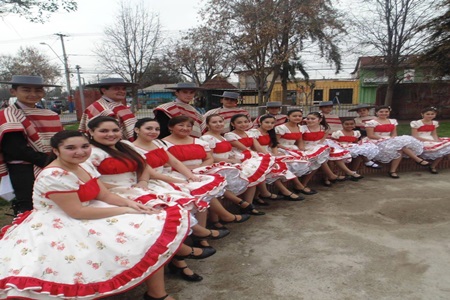 Con mucho folclor se da inicio al mes de la patria en Olmué.