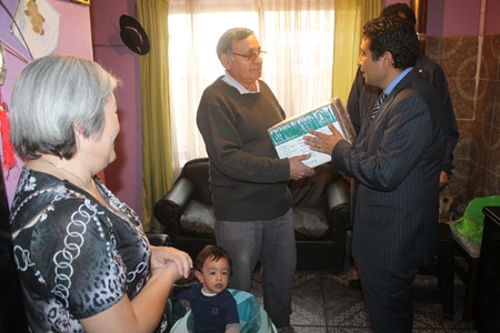 Gobernador Gianni Rivera entrega máquina braille a asistente educacional  de Villa Alemana con severa discapacidad visual.