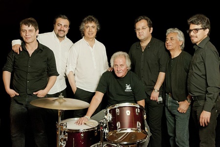 “Gran concierto gratuito de la banda nacional “Beatlemanía” cierra el año escolar del Liceo Artístico Guillermo Gronemeyer de Quilpué”.