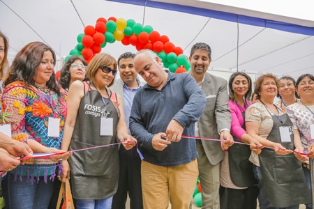 Alcalde Viñambres participó en inauguración de feria de  emprendimiento en Plaza Eugenio Rengifo.
