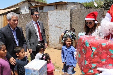 Autoridades de Desarrollo Social entregaron regalos de la campaña   Apadrina una Carta.