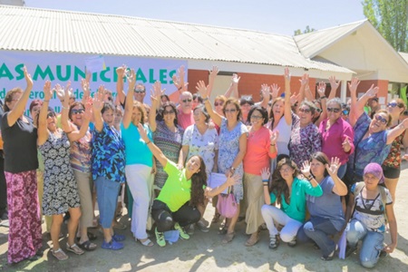 Vecinos de Quilpué y Belloto finalizaron con éxito cursos de natación en piscinas municipales.