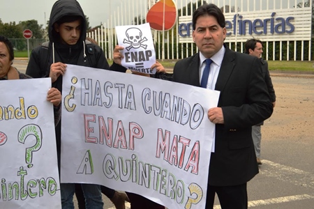 Diputado Urizar (PS) entrega carta y exige a gerencia de ENAP respuestas concretas a nuevo derrame de petróleo en bahía de Quinteros.