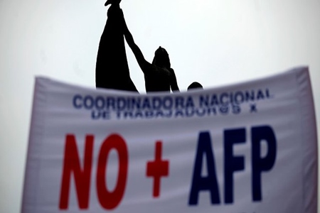 Sociólogos prevén que manifestaciones contra las AFP se radicalizarán y se tomarán las próximas elecciones.