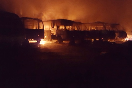 Incendio arrasó con nueve microbuses y un camión 3/4 en galpón de Villa Alemana.
