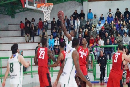 Los Leones suman en Chiloé y se mantienen al tope de la conferencia centro.