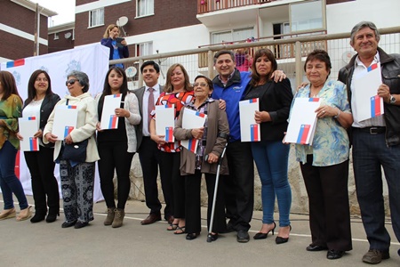 Familias del c.h Bernardo Leighton de Villa Alemana se convierten oficialmente en propietarios de sus viviendas.
