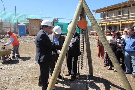 Autoridades instalaron primera piedra del  nuevo Cesfam de La Calera que beneficiará a  más de 30 mil personas.